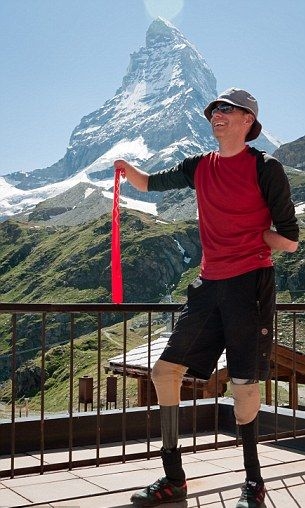 Muž, ktorému amputovali všetky končatiny, zdolal Matterhorn