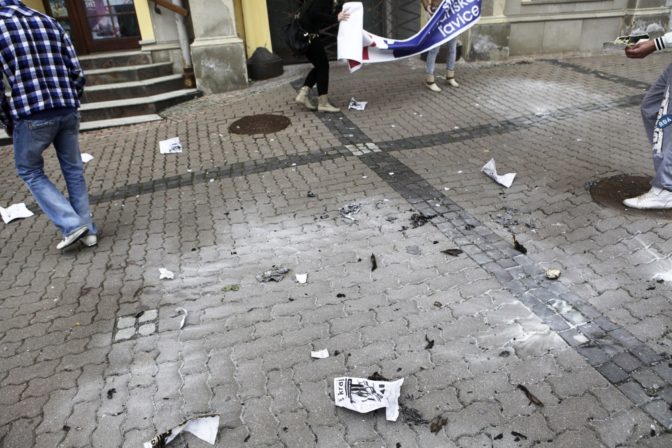 Na proteste proti Kotlebovi spálili kópie mesačníka Náš kraj