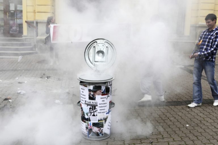 Na proteste proti Kotlebovi spálili kópie mesačníka Náš kraj