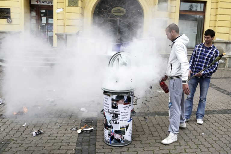 Na proteste proti Kotlebovi spálili kópie mesačníka Náš kraj