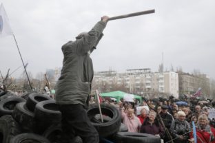 Na východe Ukrajiny vyčíňajú proruskí aktivisti, obsadili budovy