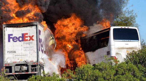 Nehoda autobusu, kamión, autobus oheň