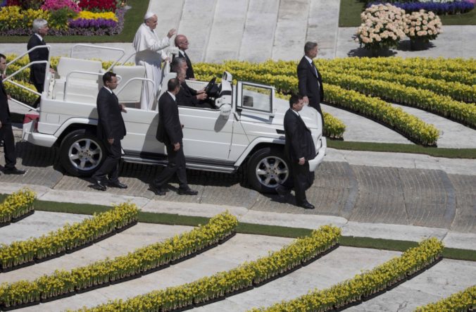 Pápežova veľkonočná omša prilákala desaťtisíce pútnikov