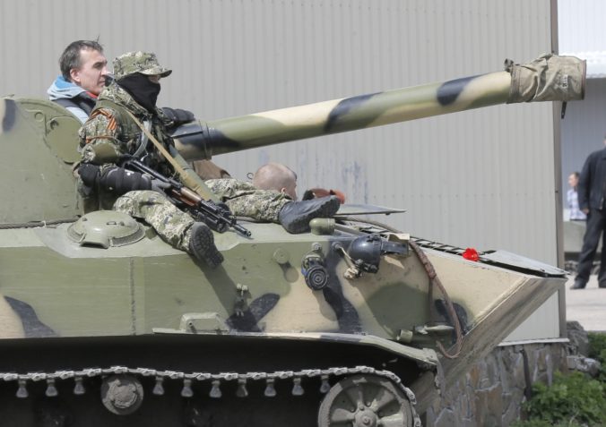 Po ukrajinskom meste Kramatorsk jazdia tanky s ruskou vlajkou