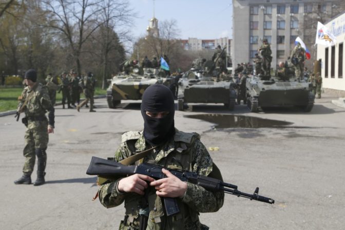 Po ukrajinskom meste Kramatorsk jazdia tanky s ruskou vlajkou