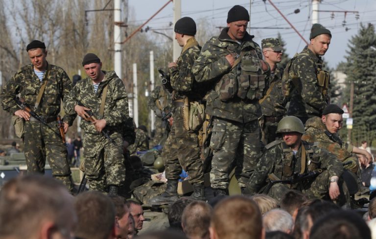 Po ukrajinskom meste Kramatorsk jazdia tanky s ruskou vlajkou