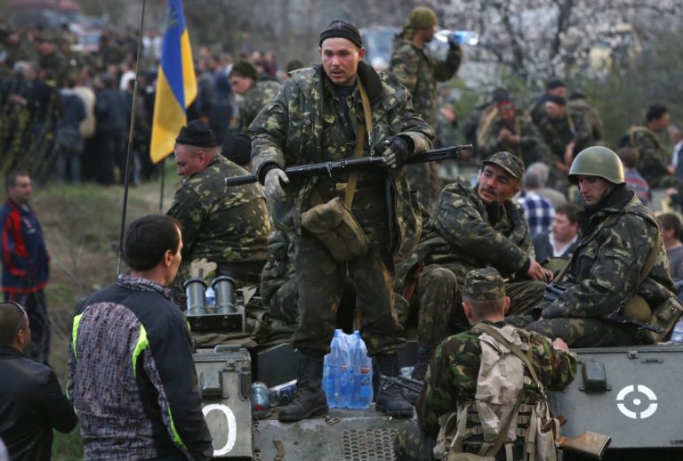 Po ukrajinskom meste Kramatorsk jazdia tanky s ruskou vlajkou