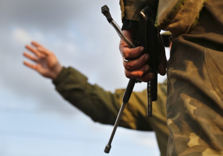 Po ukrajinskom meste Kramatorsk jazdia tanky s ruskou vlajkou