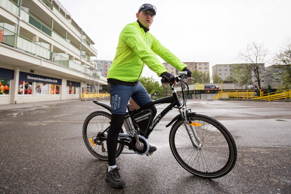 Policajtov v Lamači vyzbrojili, dostali nový elektrobicykel