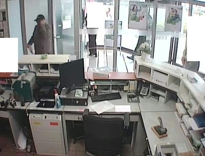 Polícia pátra po bankovom lupičovi z Malaciek