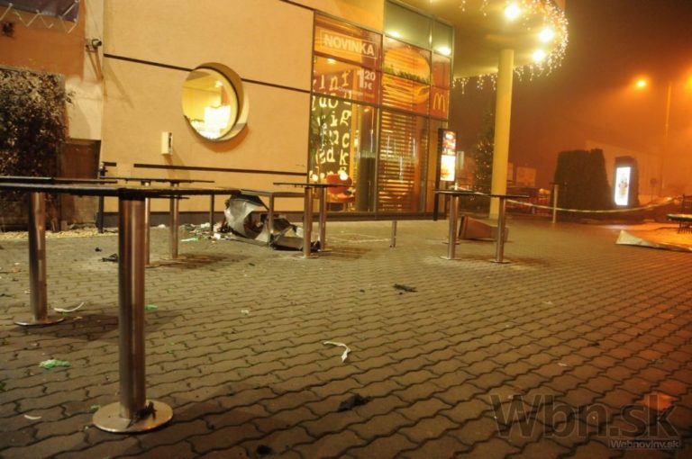 Pred košickým fastfoodom vybuchla bomba, muža budú pozorovať
