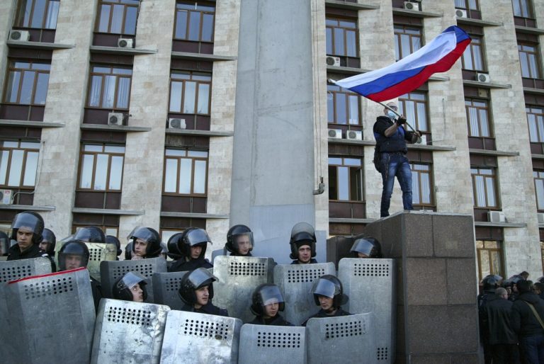 Proruskí demonštranti vtrhli do budovy vlády v Donecku