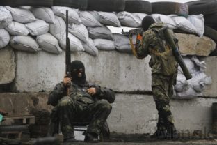 Proruskí separatisti na barikádach v Slovyansku