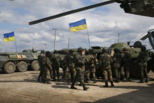 Ukrajinskí vojaci dostávajú zbrane, protesty pokračujú