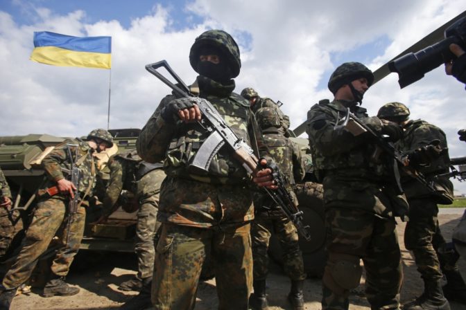 Ukrajinskí vojaci dostávajú zbrane, protesty pokračujú