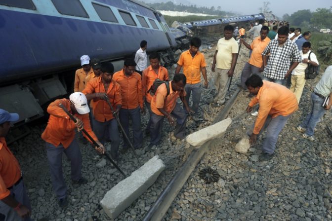 V Indii sa vykoľajil vlak, zranili sa desiatky ľudí