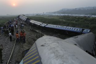 V Indii sa vykoľajil vlak, zranili sa desiatky ľudí