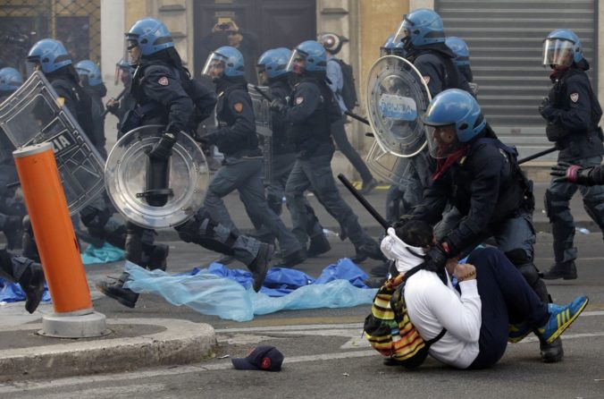 V uliciach Ríma vypukli násilné protesty