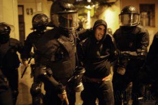 Barcelonskí squatteri zaútočili na policajtov