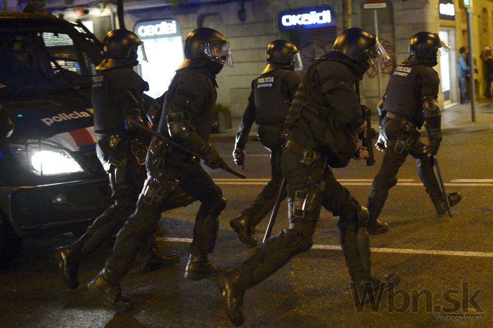 Barcelonskí squatteri zaútočili na policajtov