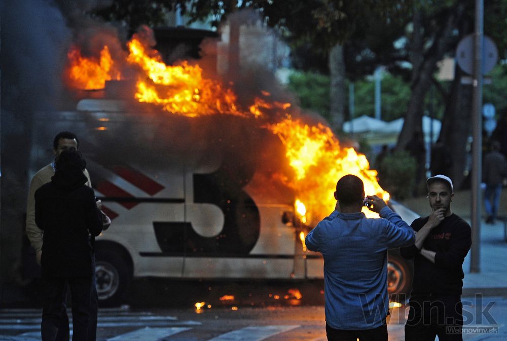 Barcelonskí squatteri zaútočili na policajtov