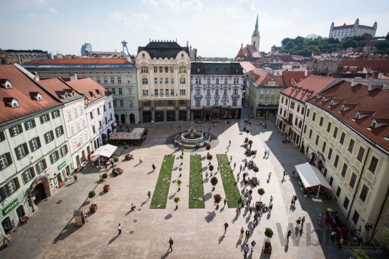 Hlavné námestie je opäť zelené, dlažbu vymenili za trávu