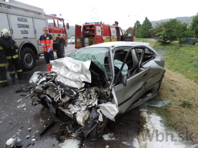 Honda sa čelne zrazila s kamiónom, vodič nemal šancu prežiť