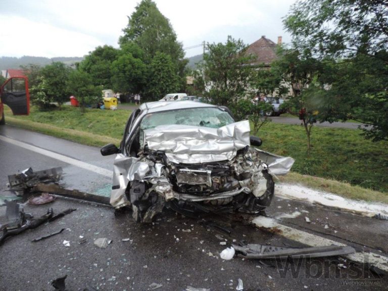 Honda sa čelne zrazila s kamiónom, vodič nemal šancu prežiť