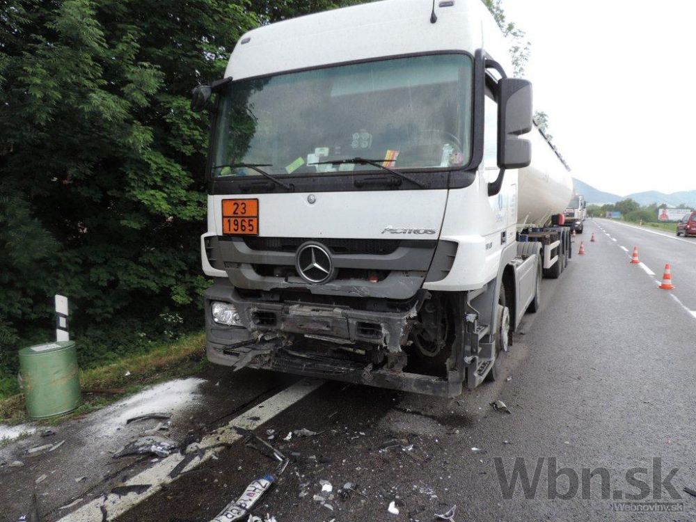 Honda sa čelne zrazila s kamiónom, vodič nemal šancu prežiť