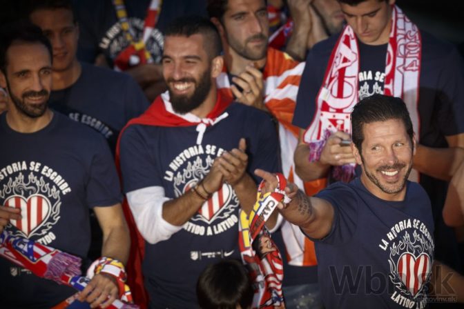 Hráči Atlética oslavovali s fanúšikmi pri Neptúnovej fontáne