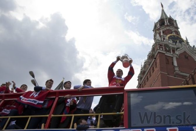 Majstri sveta oslavovali hokejový triumf v uliciach Moskvy