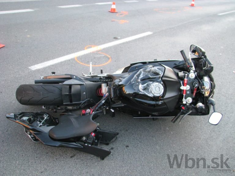 Motorkár po náraze preletel auto, ďalší zrážku neprežil