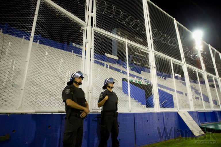 Mŕtvy futbaloví fanúšikovia na štadióne v KDR
