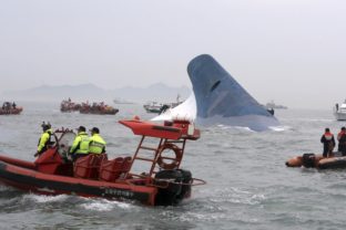 Pri pobreží Južnej Kórey sa potopil trajekt so stovkami ľudí
