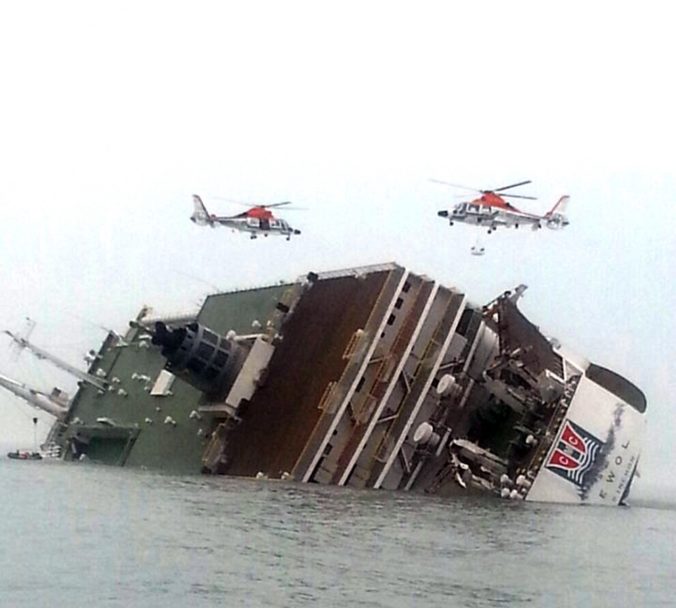 Pri pobreží Južnej Kórey sa potopil trajekt so stovkami ľudí