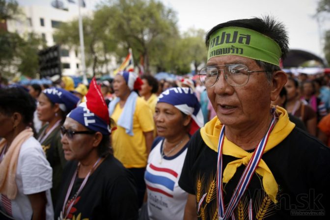 Protivládni demonštranti dohnali thajského premiéra k úteku