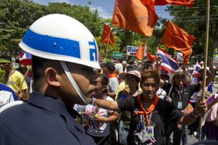 Protivládni demonštranti dohnali thajského premiéra k úteku