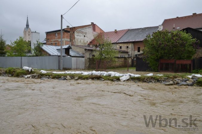 Rozvodnený Ľubický potok zaplavil časť Kežmarku
