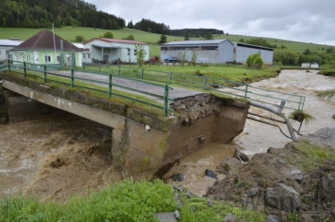 Rozvodnený Ľubický potok zaplavil časť Kežmarku
