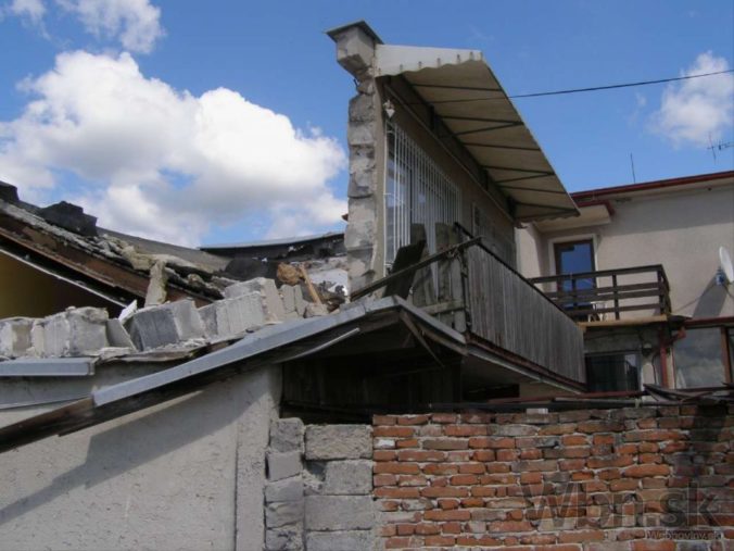 Šok v Piešťanoch, na rodinnom dome sa zrútili strecha aj múr