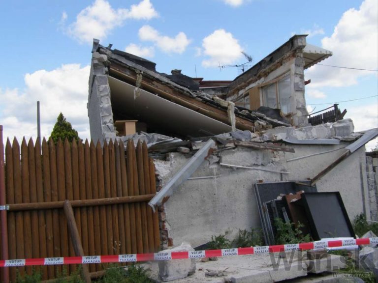 Šok v Piešťanoch, na rodinnom dome sa zrútili strecha aj múr