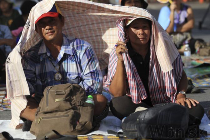 Thajská armáda vyhlásila výnimočný stav, puč popiera