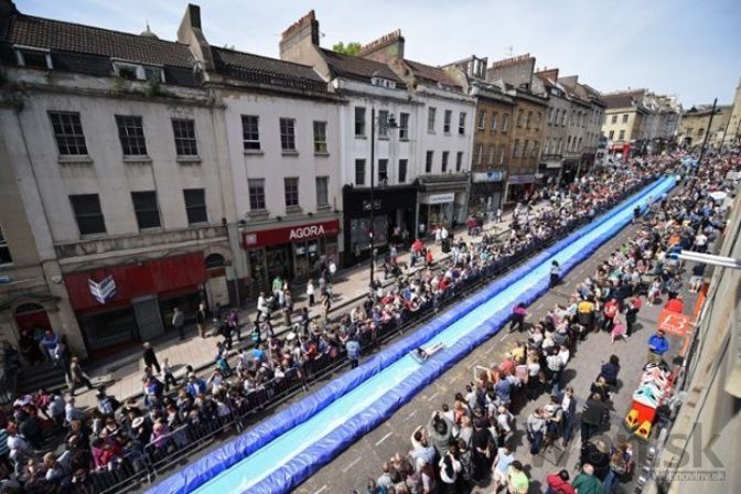 Umelec zmenil ulicu v Bristole na obrovskú vodnú šmykľavku
