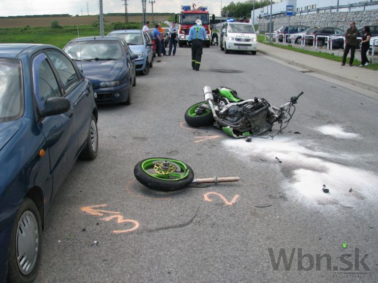 Z pekla šťastie, motorkár po náraze preletel auto