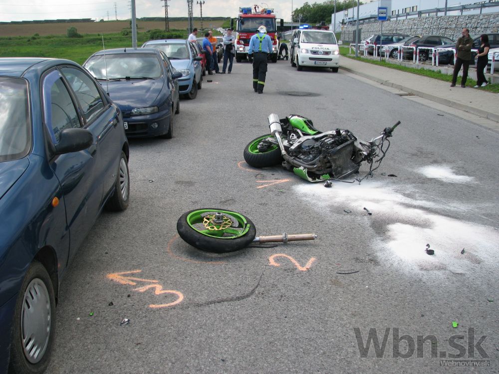 Z pekla šťastie, motorkár po náraze preletel auto