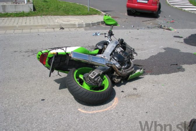 Z pekla šťastie, motorkár po náraze preletel auto