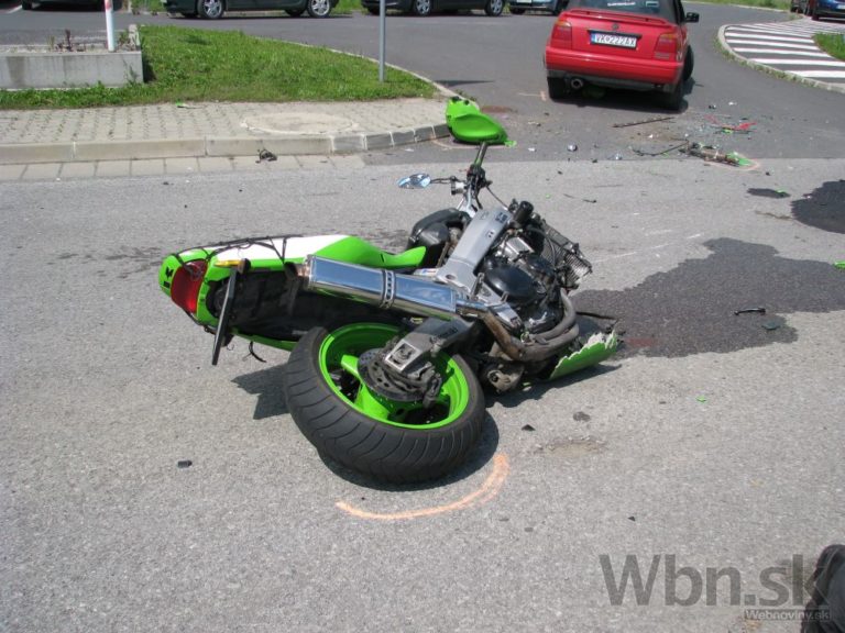 Z pekla šťastie, motorkár po náraze preletel auto