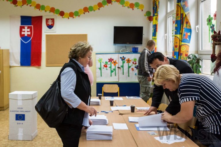 Začali sa voľby, Slováci vyberú zástupcov do europarlamentu