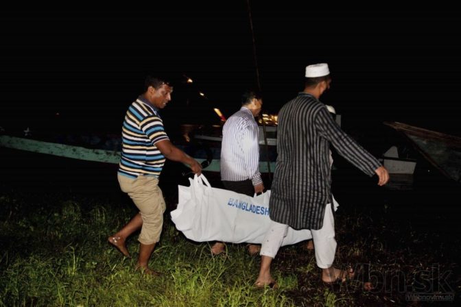 Záchranári vytiahli z trajektu v Bangladéši desiatky mŕtvol