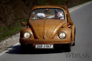 Zručný dôchodca z Bosny si vyrobil unikátne drevené auto